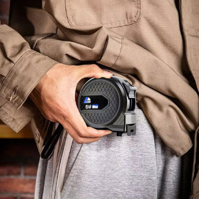 homme avec metre ruban sur ceinture