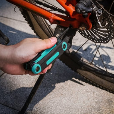 Homme utilise jeu de clés allen pour réparer vélo