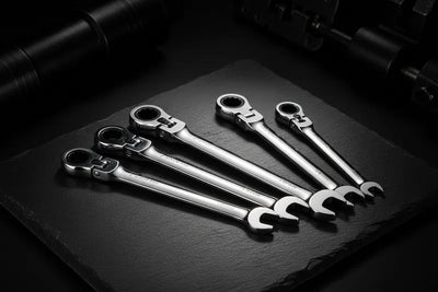 ensemble-cle-plate-a-cliquet-acier-chrome-sur-fond-noir