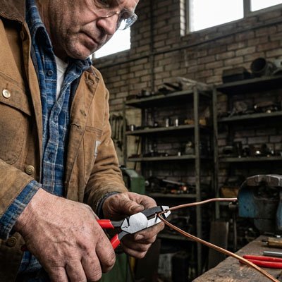 bricoleur-coupe-metal-avec-pince-coupante 