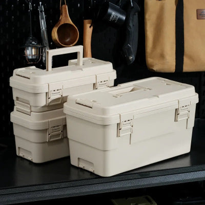Caisse à outils beige sur établi