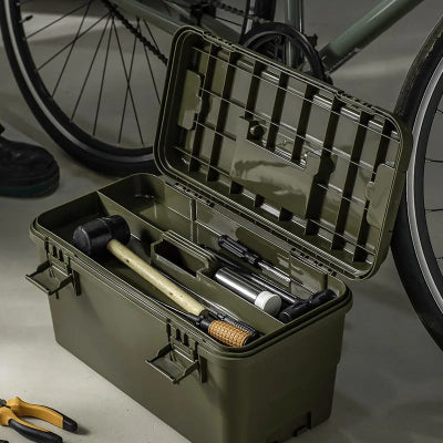 Caisse à outils ouverte avec outils