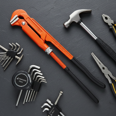 Clé à griffe grande taille sur plancher ardoise avec outils