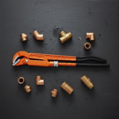 clé à griffe robuste sur plancher ardoise noir