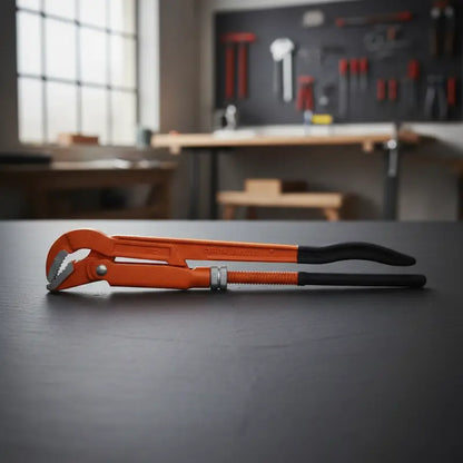 Clé à griffe robuste sur plancher ardoise noir