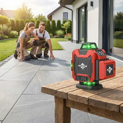 Couple admire carrelage terrasse avec niveau laser 360