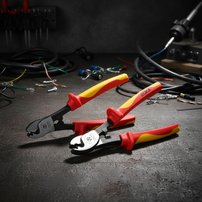 Deux pince coupante electricien sur table métal éclairage sombre
