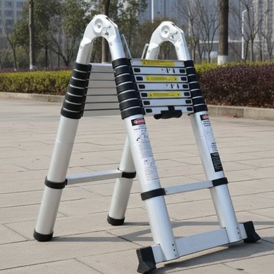 Échelle télescopique forme pyramidale 