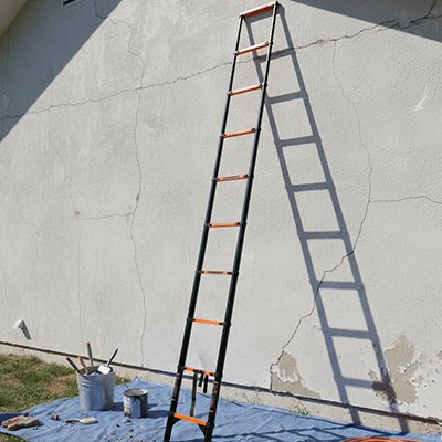 Échelle télescopique ouverte sur mur 