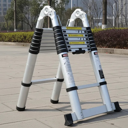 échelle télescopique pyramidale dans un parc