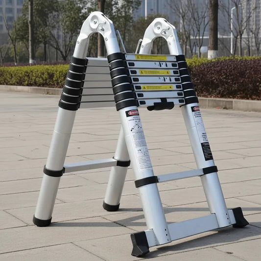 échelle télescopique pyramidale dans un parc