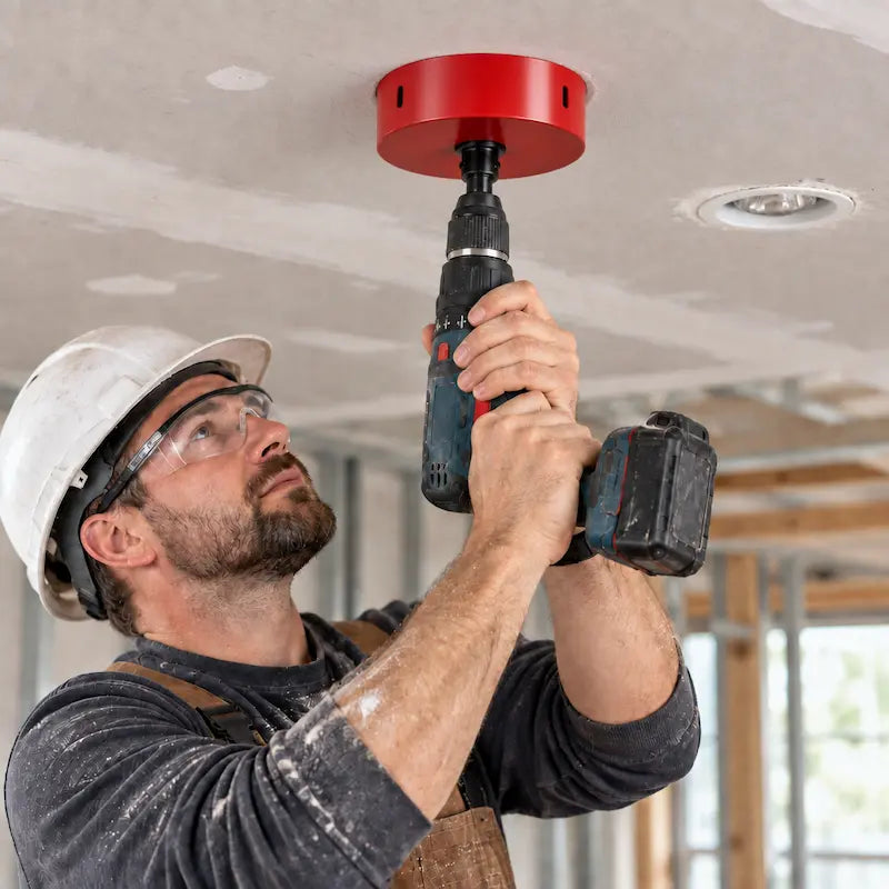 Électricien utilise scie cloche rouge contre placo