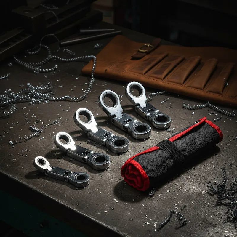 Ensemble clé a cliquet articulé sur établi métal industriel