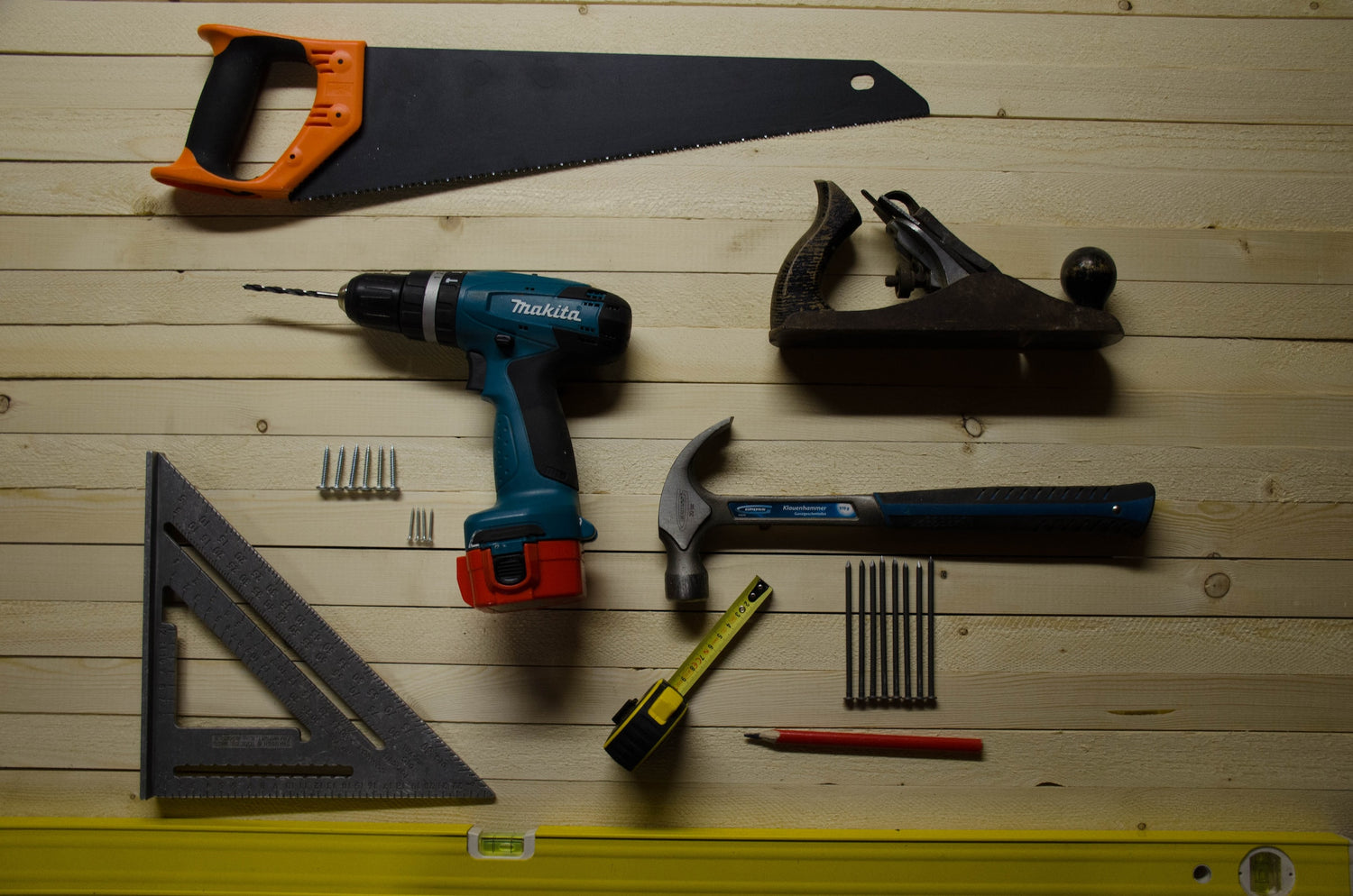 Ensemble outils variés présentés sur table bois