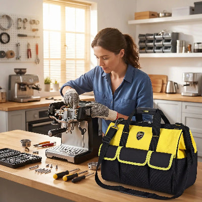 femme repare electromenager avec son sac a outils