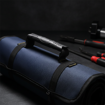 Gros plan du sac a outils bleu sur table