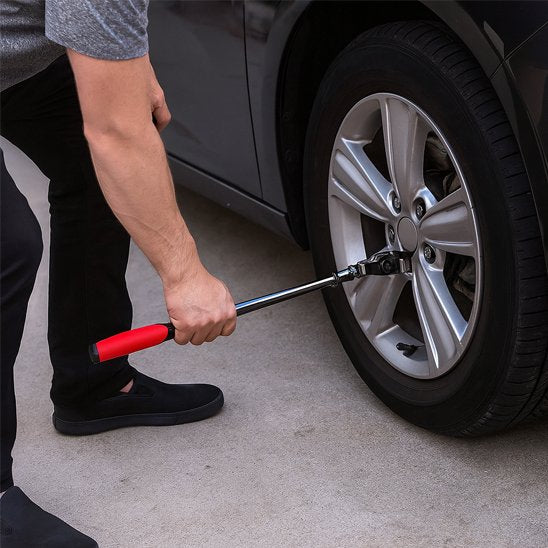 Homme ajuste boulon roue d'automobile avec clé à cliquet