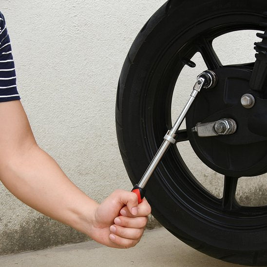 Homme ajuste boulon sur roue secoure avec clé à cliquet