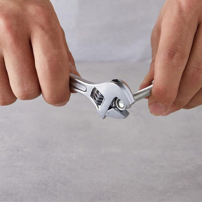 Homme ajuste mesure mini clé à molette pour boulon