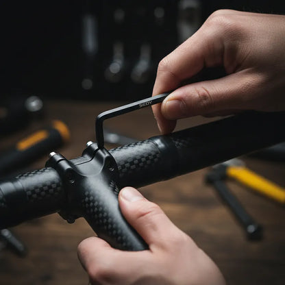 Homme ajuste vélo avec cles allen miniatures