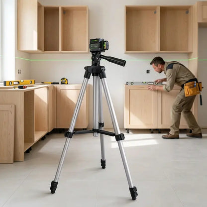 Homme installant armoires cuisine avec trépied niveau laser