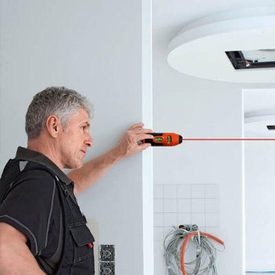homme mesure avec niveau laser à bulle