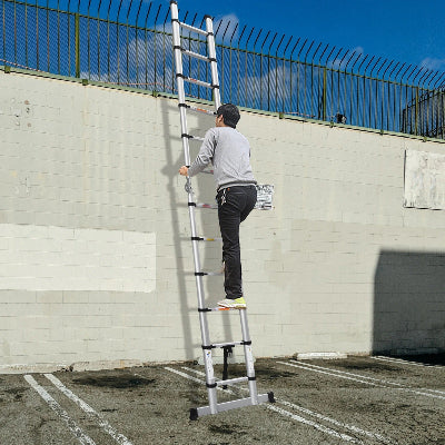 Homme monte sur echelle telescopique