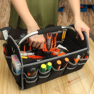 Homme organise son sac a outils electricien