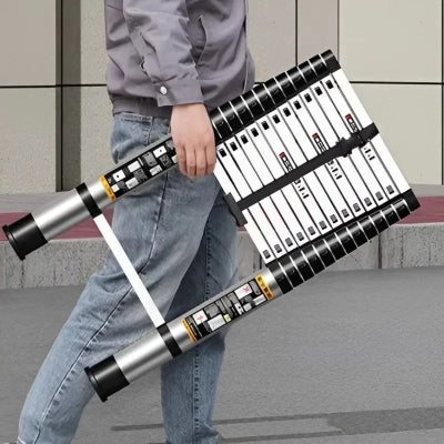 Homme porte echelle telescopique dans ses mains