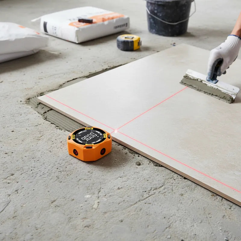 Homme pose carrelage avec inclinomètre numérique magnétique