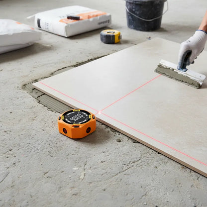 Homme pose carrelage avec inclinomètre numérique magnétique