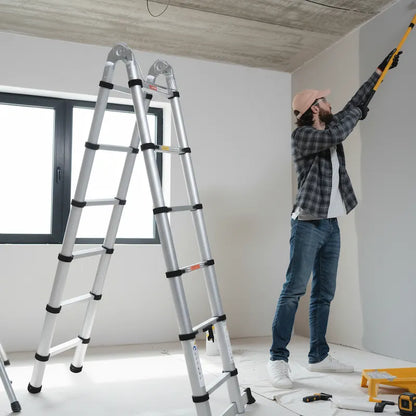 Homme qui bricole utilisant echelle telescopique