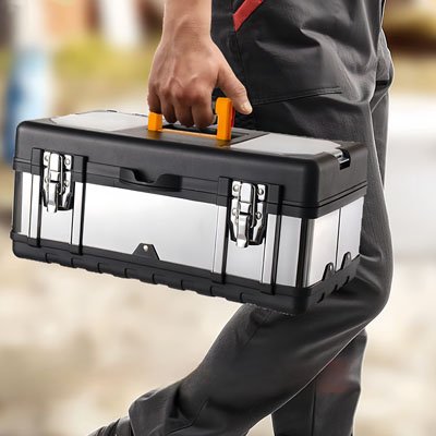 Homme quitte travailler avec boite a outils
