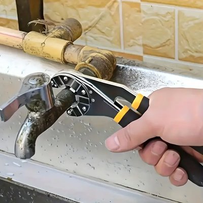 homme reparant robinet avec pince multiprise