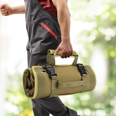 Homme se déplace avec sac a outils