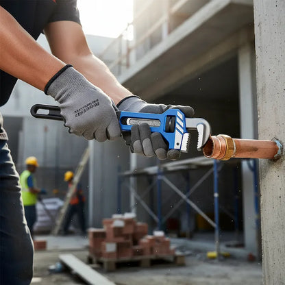 Homme sur chantier utilise clé à griffe pour tuyaux