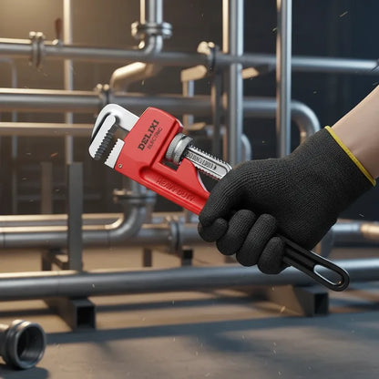 Homme tient clé à griffe dans usine