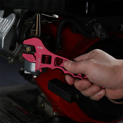 Homme tient clé à molette réglable rouge pour moteur
