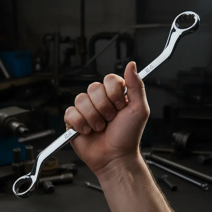 Homme tient clé plate coudée dans les mains