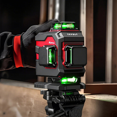 homme tient niveau laser 360 sur trepied