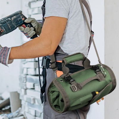 homme travaille avec sac a outils sur epaule