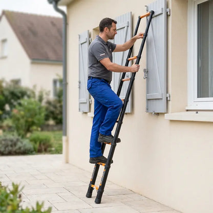 Homme utilisant echelle telescopique aluminium devant maison