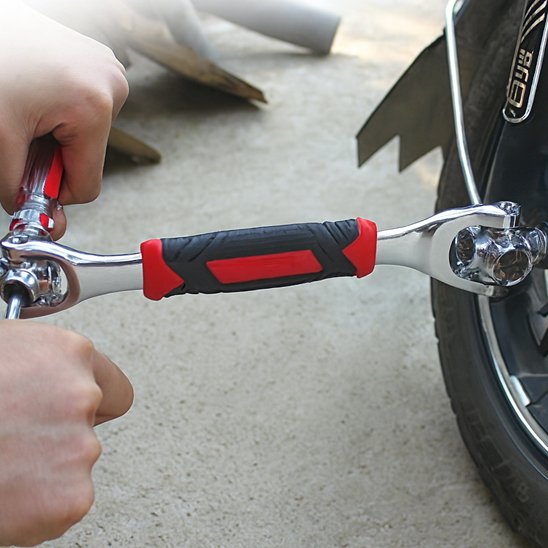 Homme utilise clé à douille pour ajuster boulon