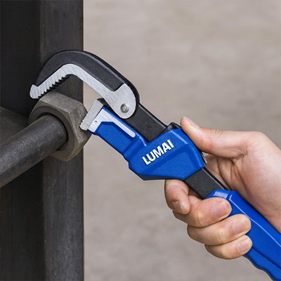 Homme utilise clé à griffe pour réparer​