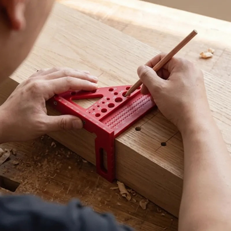 Homme utilise equerre menuisier pour coupe bois