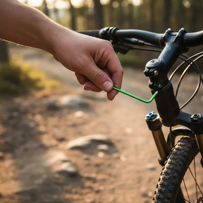 Homme utilise jeu de clés allen pour ajuster guidon de vélo