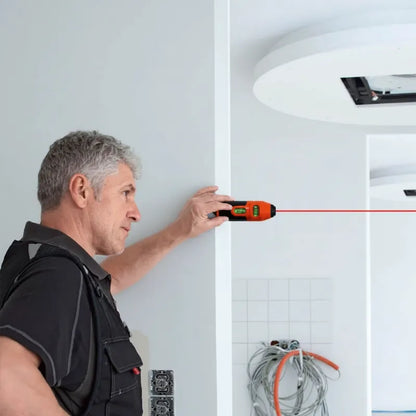 Homme utilise niveau laser à bulle pour mesurer