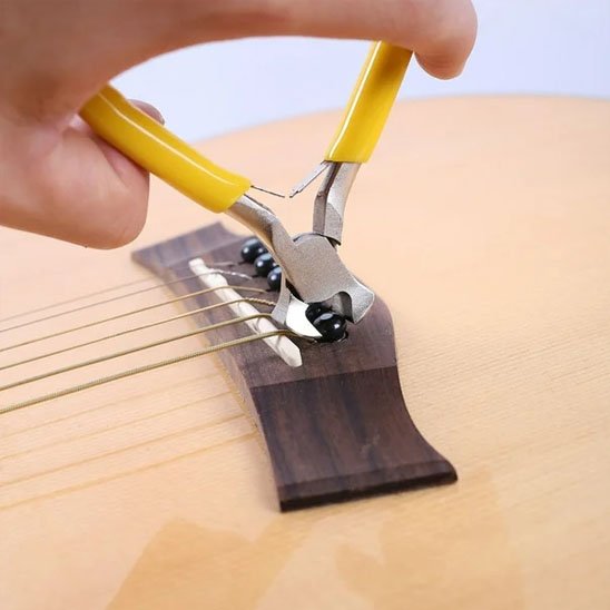 homme-utilise-pince-coupante-pour-guitare
