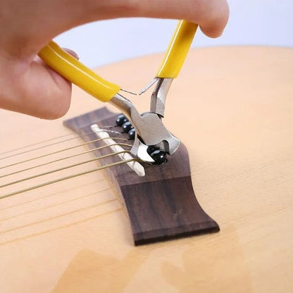 homme-utilise-pince-coupante-pour-guitare