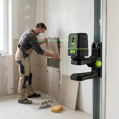 Homme utilise support niveau laser pour poser carrelage